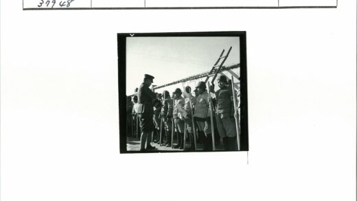 士兵持长杆训练现场.jpg