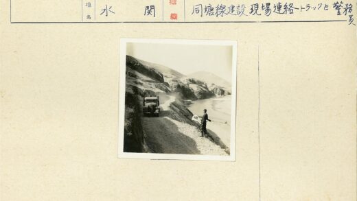 士兵指挥卡车崎岖山路行军.jpg