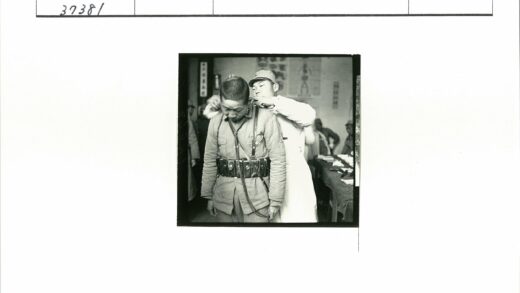 士兵接受室内装备检查.jpg