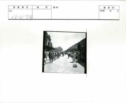 士兵携装备沿火车站台行进.jpg