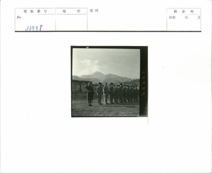 士兵敬礼泥泞战场山脉背景.jpg
