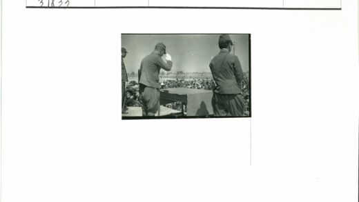 士兵敬礼高台阅兵场景.jpg