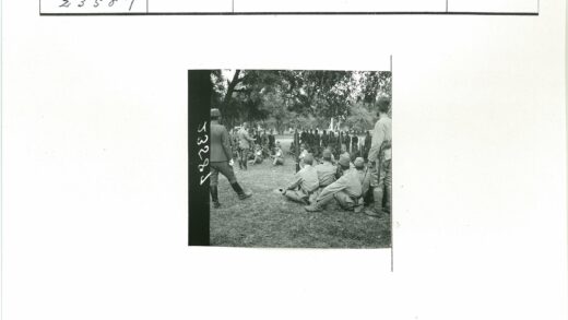 士兵树下听训历史影像.jpg
