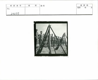 士兵步枪三角队形户外.jpg