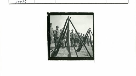 士兵步枪三角队形户外.jpg