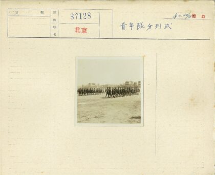 士兵沙地行军建筑背景.jpg