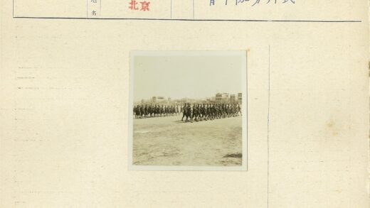 士兵沙地行军建筑背景.jpg
