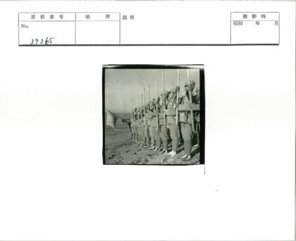 士兵沙滩列队持棍举旗海天背景.jpg
