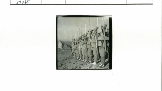 士兵沙滩列队持棍举旗海天背景.jpg