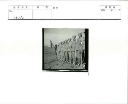 士兵沙滩持枪列队.jpg