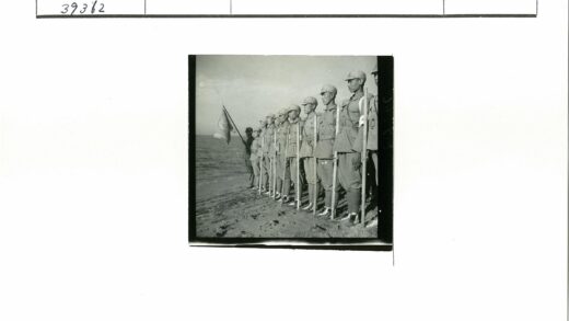 士兵沙滩持枪列队.jpg