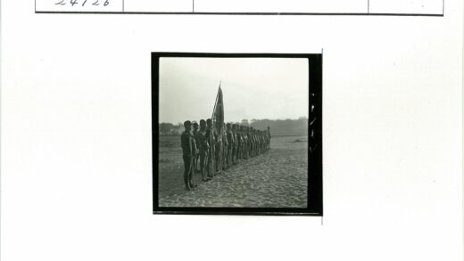 士兵沙滩持枪列队举旗.jpg