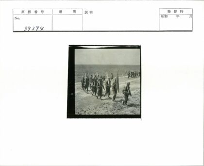 士兵沙滩行军海景照.jpg