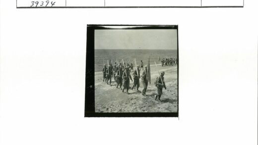 士兵沙滩行军海景照.jpg
