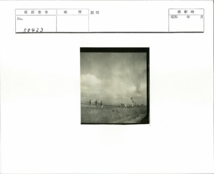 士兵沿水道行军远树景.jpg
