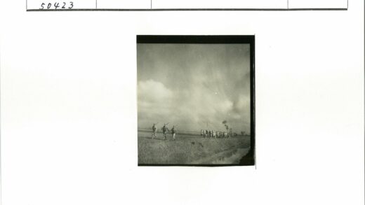 士兵沿水道行军远树景.jpg