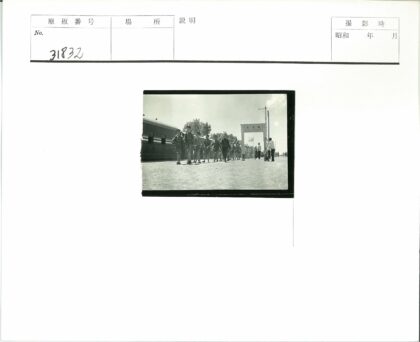 士兵沿火车列队行进历史场景.jpg