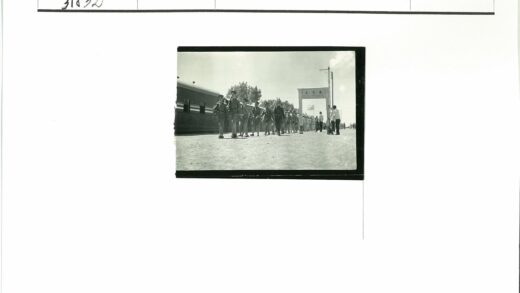 士兵沿火车列队行进历史场景.jpg