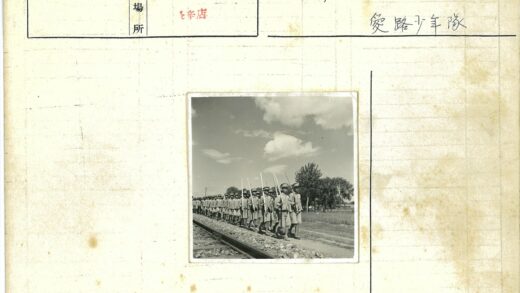 士兵沿铁轨行军训练实景.jpg