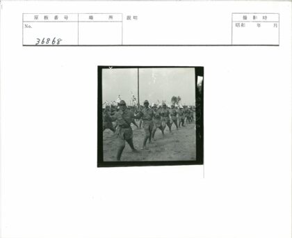 士兵泥泞行军历史影像.jpg