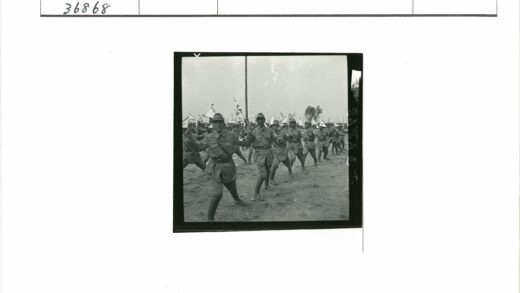 士兵泥泞行军历史影像.jpg
