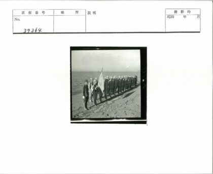 士兵海滩举旗蓝天碧海.jpg