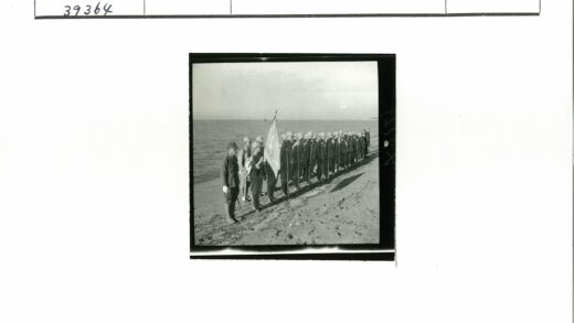 士兵海滩举旗蓝天碧海.jpg
