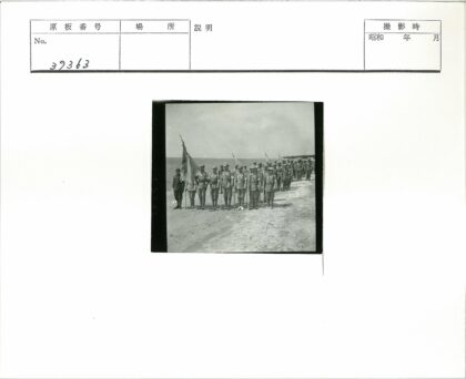士兵海滩列队举旗阴天.jpg