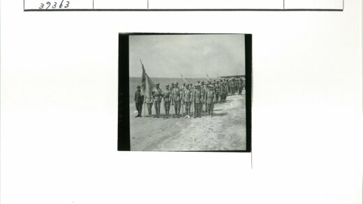 士兵海滩列队举旗阴天.jpg