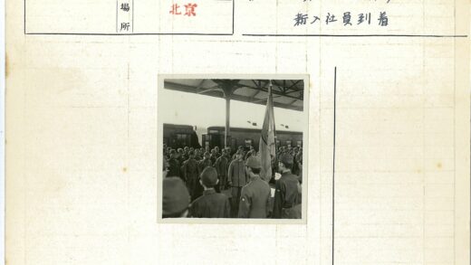 士兵火车站举旗集结.jpg