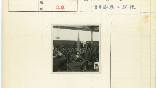 士兵火车站敬礼举旗队列.jpg