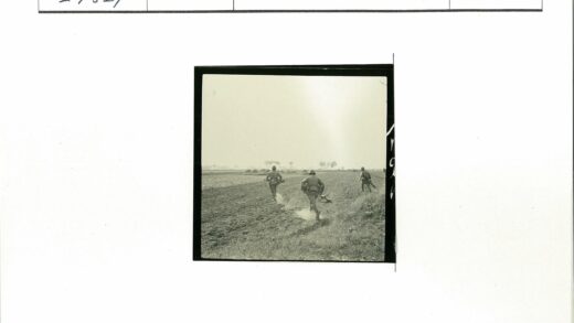 士兵田野行军尘土飞扬.jpg