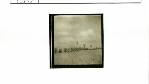士兵穿越多云旷野行军.jpg