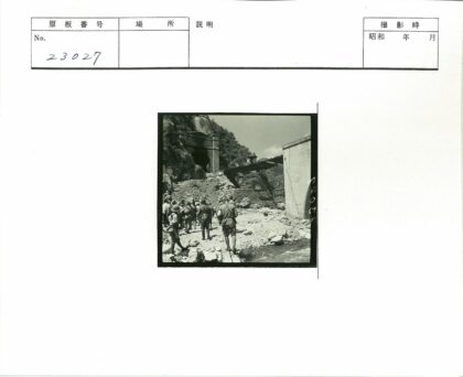 士兵穿越山区隧道入口.jpg