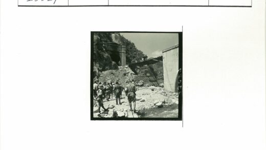 士兵穿越山区隧道入口.jpg