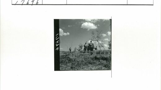 士兵穿越晴朗乡村风景.jpg