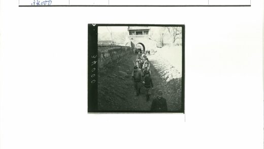 士兵穿过拱门小路.jpg