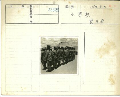 士兵立正站帐篷旁贫瘠地.jpg