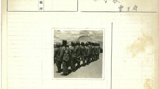 士兵立正站帐篷旁贫瘠地.jpg