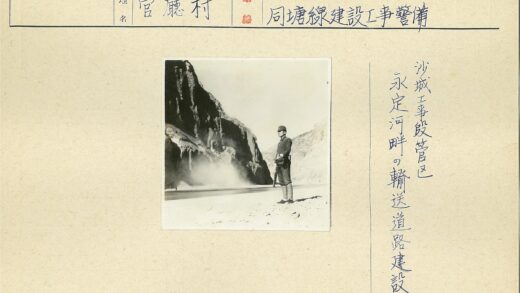 士兵站在峭壁平原前.jpg