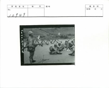 士兵站岗守卫国旗丘陵背景.jpg