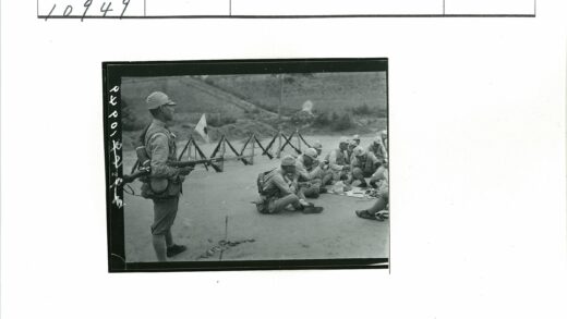 士兵站岗守卫国旗丘陵背景.jpg