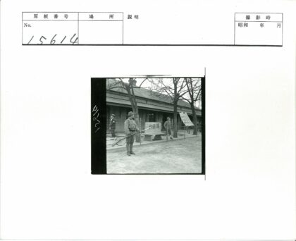 士兵站岗建筑外冬季景色.jpg