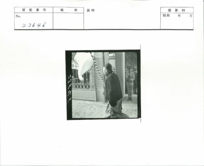 士兵站岗旗手通过大门.jpg