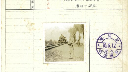 士兵站岗蒸汽机车驶近.jpg
