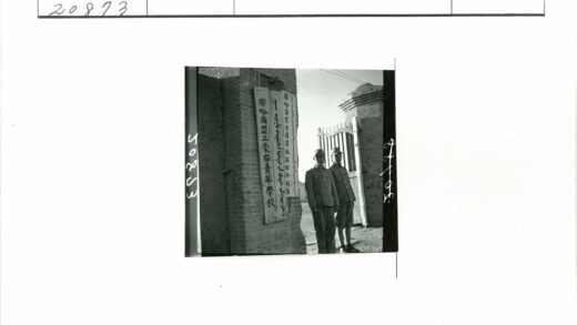 士兵站砖墙汉字牌前.jpg