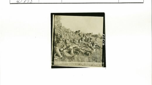士兵草地休整户外植被.jpg