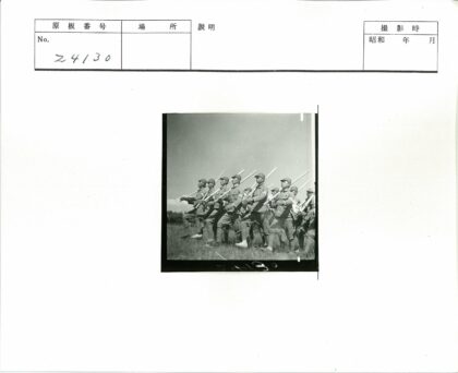 士兵草地列队行进.jpg
