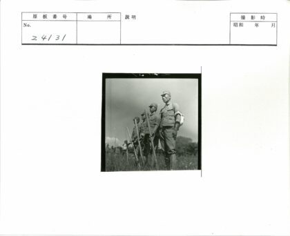 士兵草地持棍训练.jpg