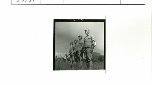 士兵草地持棍训练.jpg